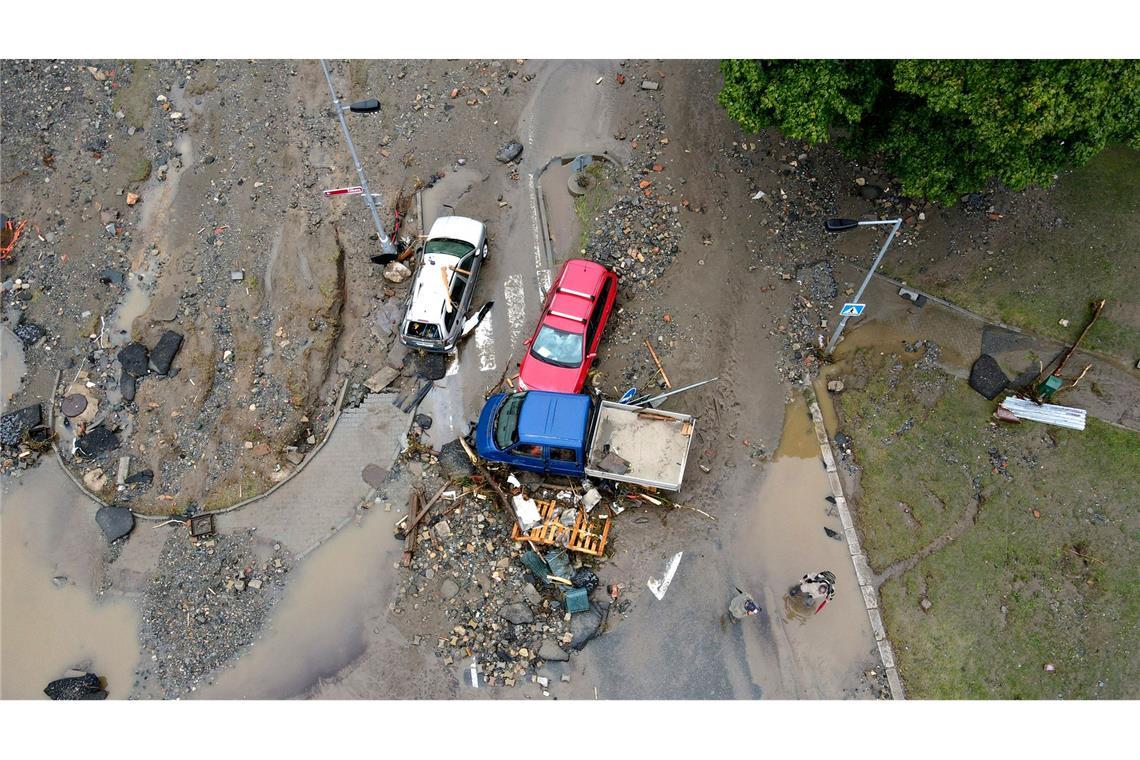 Mit dem Hochwasser verschütten in Tschechien auch Schlammberge Straßen.