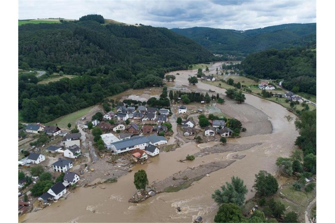 Städte müssen sich gegen Klimawandel rüsten Mit dem Klimawandel nimmt Extremwetter zu. Architekten, der Städtetag und die Baubranche fordern nun, Städte und Infrastruktur gegen den Klimawandel zu rüsten. Foto: Boris Roessler/dpa