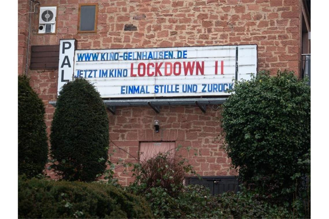 Warnungen vor verfrühten Lockdown-Lockerungen Mit dem Slogan „Lockdown II - Einmal Stille und zurück“ an einer Leuchttafel machen die Inhaber eines Kinos im hessischen Gelnhausen auf die coronabedingte Schließung des Lichtspielhauses aufmerksam. Foto: Frank Rumpenhorst/dpa