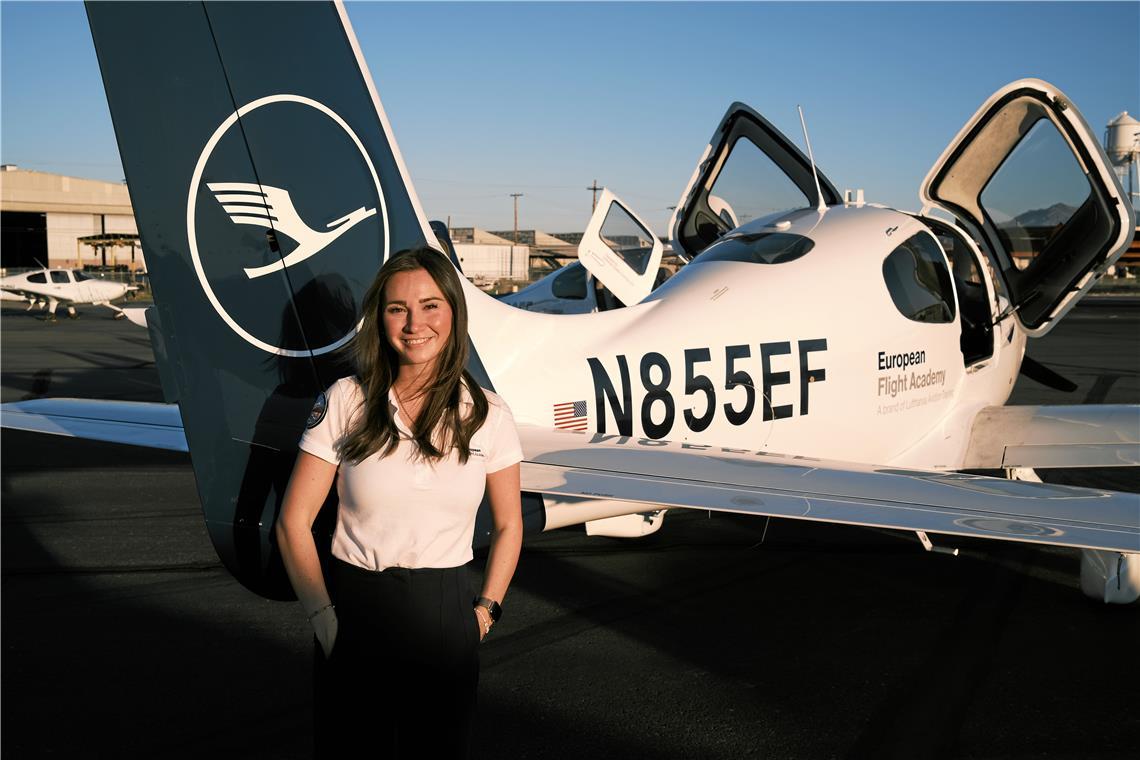 Mit dem Trainingsflieger der Flugschule ist Julia Schopf schon oft durch die Lüfte geglitten. Fotos: privat