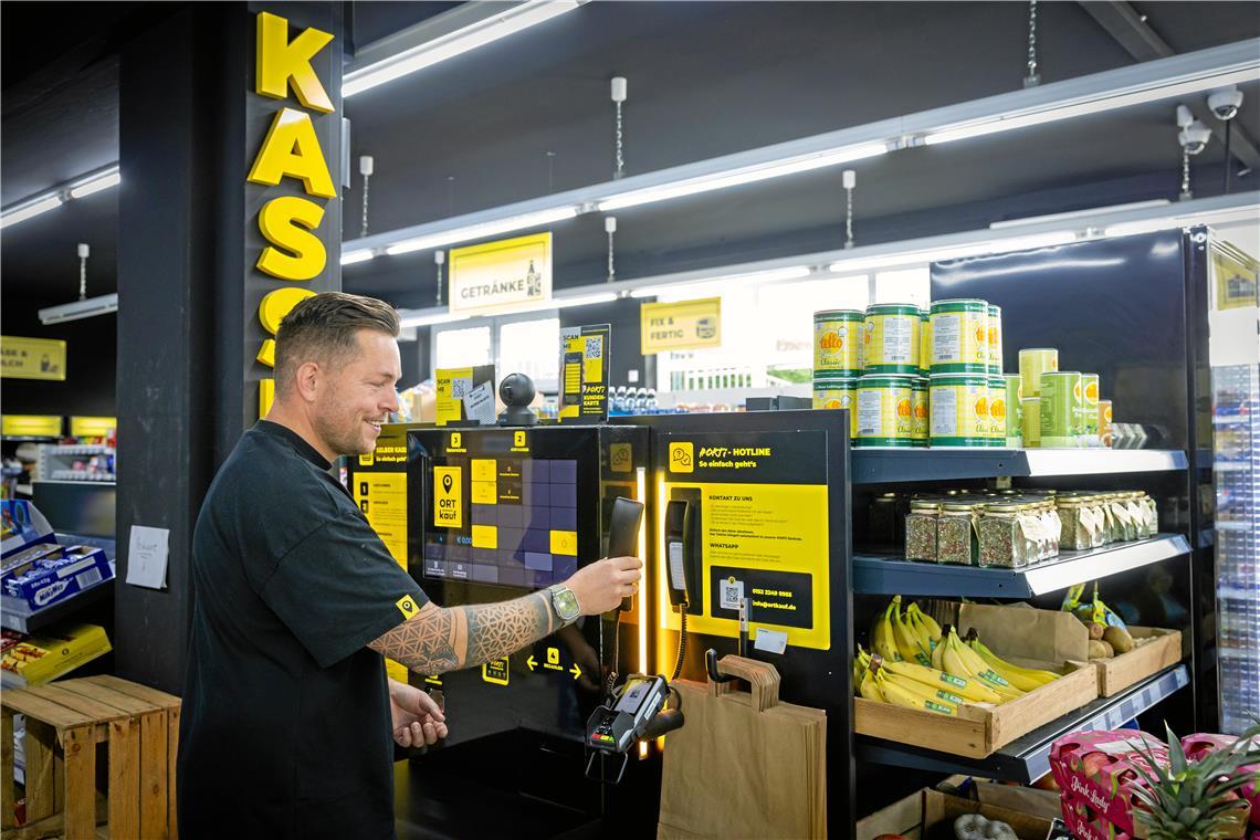 Mit dem Umsatz in seinem Supermarkt in Althütte ist Geschäftsführer Christoph Sarnowski sehr zufrieden. Neu ist ein Hotlinetelefon neben der Kasse. Damit können sich die Kunden bei Problemen an die Zentrale wenden. Foto: Alexander Becher