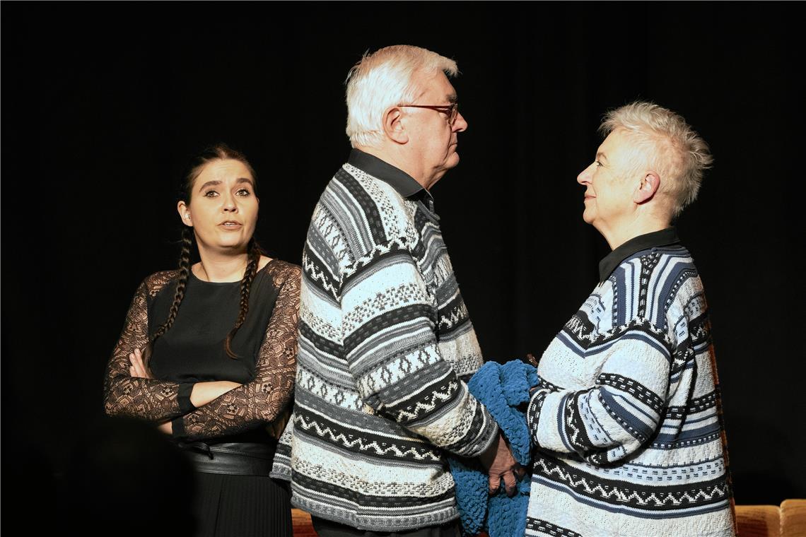 Mit den Jahren gleicht sich manches Ehepaar offenbar auch optisch an. In dieser Szene auf der Bühne: Anke Dietrich, Ralf Kleinpeter und Sylvie Bollinger (von links). Fotos: Alexander Becher