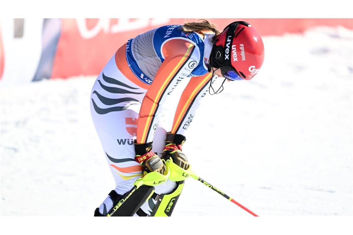 Mit den Kräften am Ende: Die angeschlagene Lena Dürr nach dem WM-Slalom.