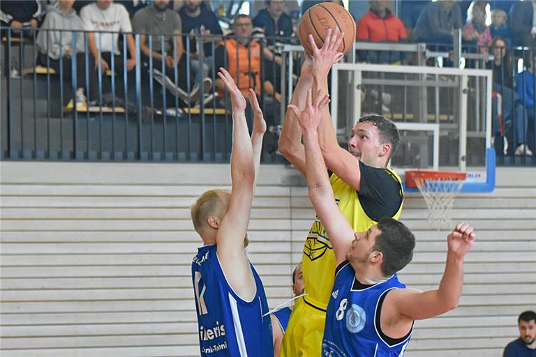 Mit den TSG-Basketballern derzeit meist obenauf: Laurin Laib (Mitte). Foto: Tobias Sellmaier