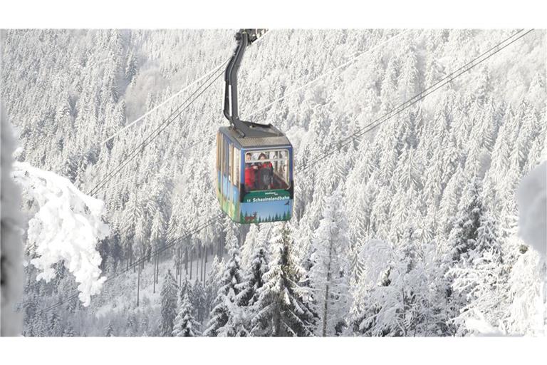 Mit der Bergbahn auf den Berggipfel des Schauinsland bei Freiburg.