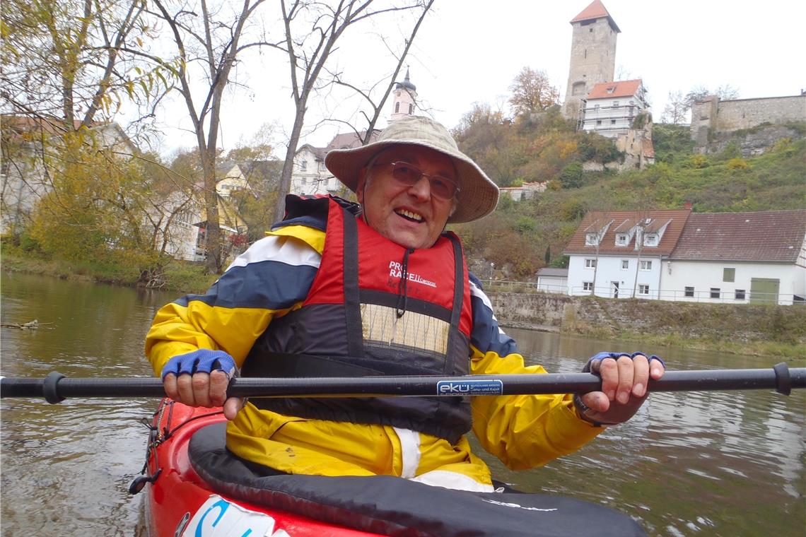 Mit der gereimten Laudatio für einen Freund zu dessen 60. Geburtstag mit Erinnerungen aus der gemeinsamen Kanu- und Segelzeit nahm Reiner Menzels schriftstellerisches Arbeiten Fahrt auf. Die „Paddelei“ betrieb er noch bis vor Kurzem. Hier war er auf der Donau bei Rechtenstein unterwegs. Foto: privat