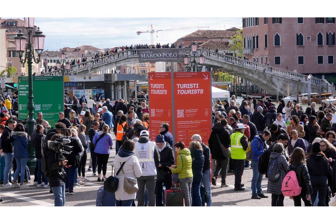 Mit der Gondel durch die Kanäle: Venedig gilt als Musterbeispiel für "Overtourism". (Archivbild)