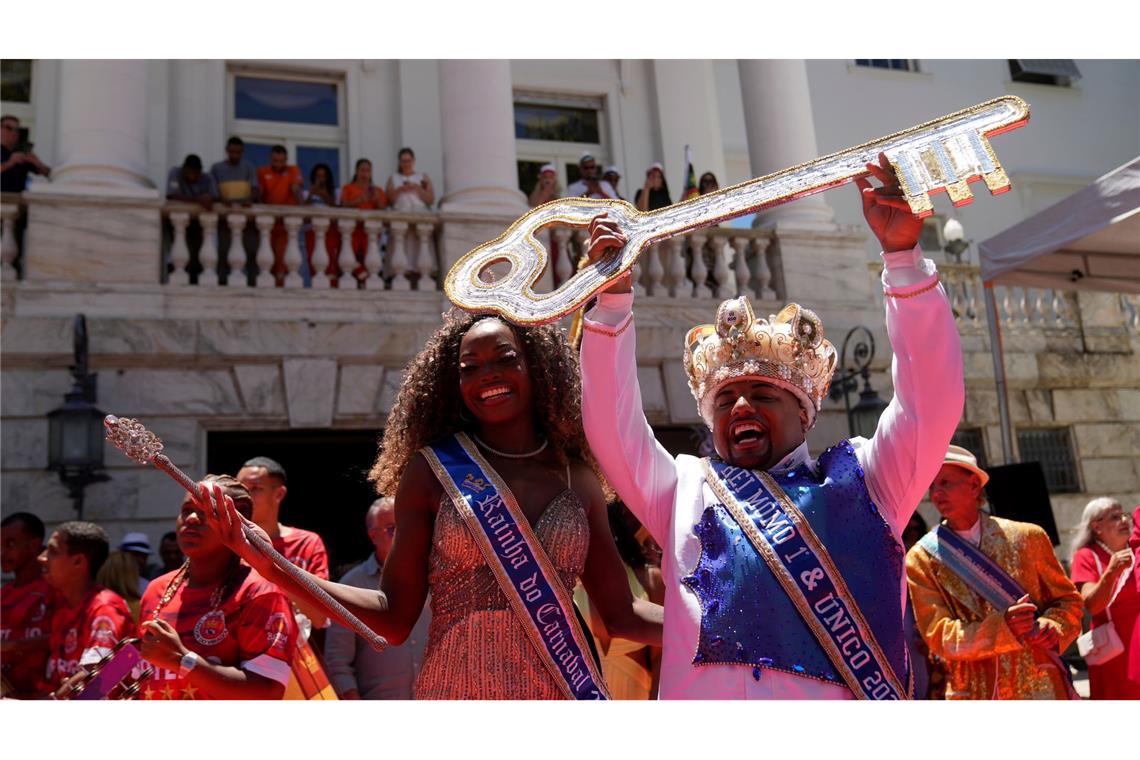 Mit der Übergabe des Stadtschlüssels beginnt der Karneval in Rio de Janeiro.