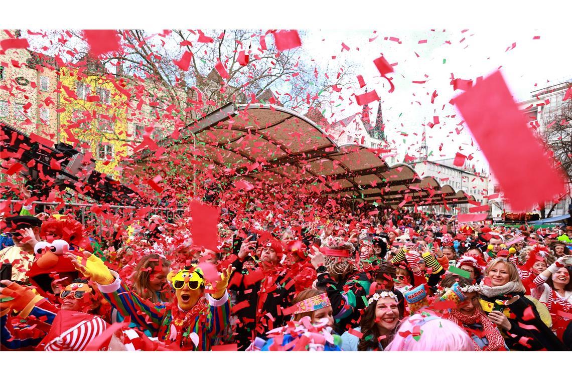 Mit der Weiberfastnacht hat am Donnerstag der Straßenkarneval begonnen.