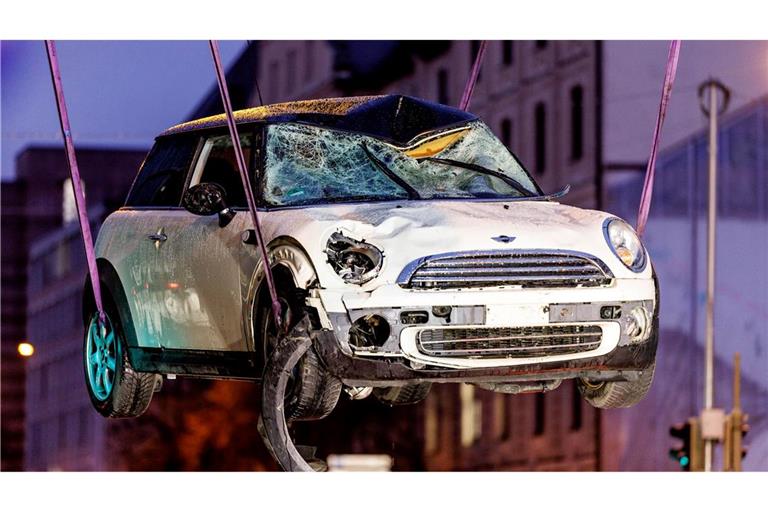 Mit diesem Auto fuhr der Täter von hinten in den Demonstrationszug. Eine Mutter und ihr Kind starben inzwischen an den Folgen ihrer schweren Verletzungen.