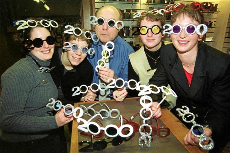 Mit Durchblick ins neue Jahrtausend: Diese Millenniumsbrillen waren ein vielfach getragenes Accessoire zu Silvester 1999 und selbstverständlich auch bei Partygängern in Backnang zu finden. Foto: Imago/Teutopress