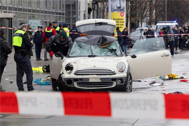 Mit einem Auto ist am Donnerstag ein Mann in eine Verdi-Demonstration in München gefahren.