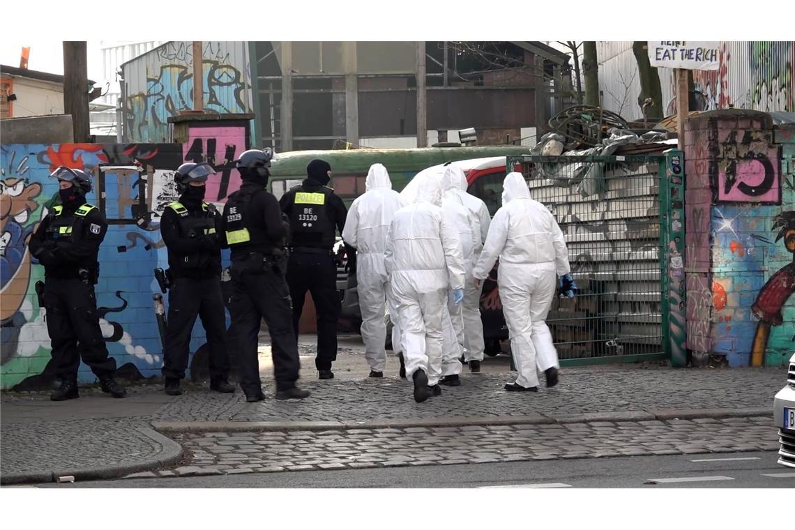 Mit einem Großaufgebot rücken Einsatzkräfte der Polizei und der LKA aus.