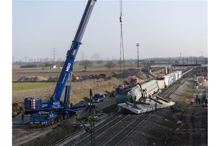 Mit einem großen Autokran wird an einer Unfallstelle eine havarierte Lokomotive bei Auggen geborgen. Foto: Patrick Seeger/dpa/Archivbild