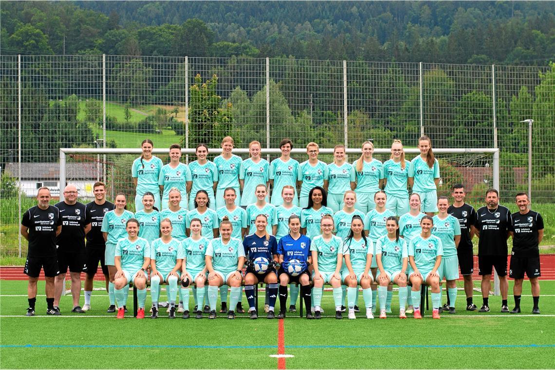 Mit einem großen Reservoir an Spielerinnen, von denen beim Fototermin noch ein Teil fehlte, will die SGM Oppenweiler/Sulzbach in der Landes- und Regionenliga ihre Ziele erreichen. Hinten von links: Jule Förstner, Janine Sommer, Lina-Marie Weber, Melissa Maier, Jennifer Hahn, Manuela Schlipf, Anna Kraus, Laura Geiger, Lea-Draga Rasic, Lilli Übele und Liv Laub. Mitte: Trainer Holger Blank, Trainer Uwe Pfähler, Torwarttrainer Janis Seefeldt, Fine Huber, Ilirjana Musliu, Anna Mang, Temilola Awodumila, Annika Maurer, Malou Raynoschek, Svenja Pfähler, Lucie Kugler, Lara Wieland, Katharina Bechthold, Mandy Celik, Jana Sommer, Athletiktrainer Jonas Wieland, Andreas Leins (wieder ausgestiegen) und Spielleiter Zdenko Vujanovic. Vorne: Franziska Fiechtner, Heidi Stoppel, Nina Wüst, Kim-Sara Grün, Michelle Lastavec, Maya Vahsen, Nathalie Juschin, Elisa Mencarelli, Delin Abdo und Jana Vujanovic. Foto: SGM