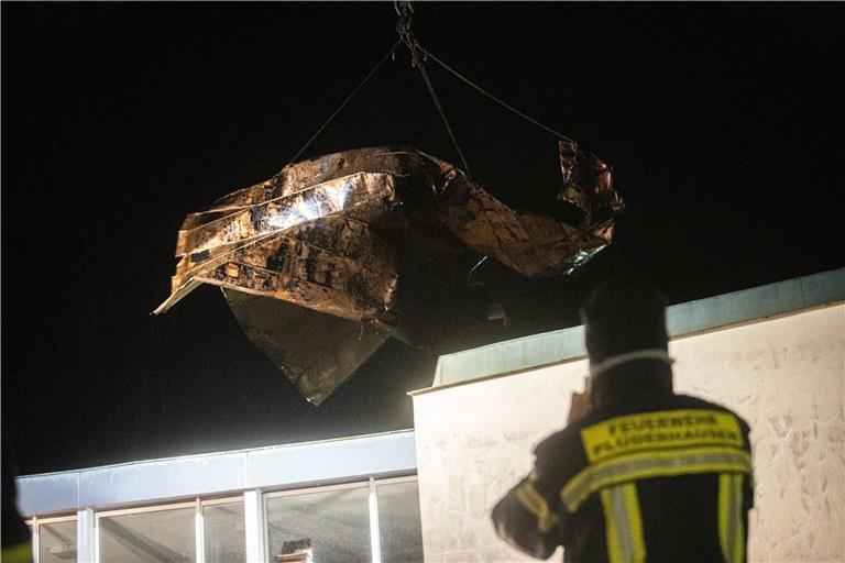 Mit einem Kranwagen wurde das Kupferdachstück in der Nacht heruntergehoben. Foto: Simon Adomat/7aktuell.de