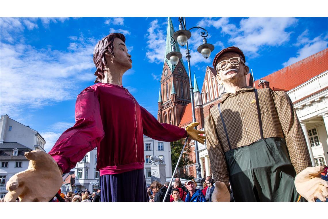 Mit einem ökumenischen Gottesdienst im Dom und einem Staatsakt im Mecklenburgischen Staatstheater werden die Feiern zum Tag der Einheit in Schwerin fortgesetzt.