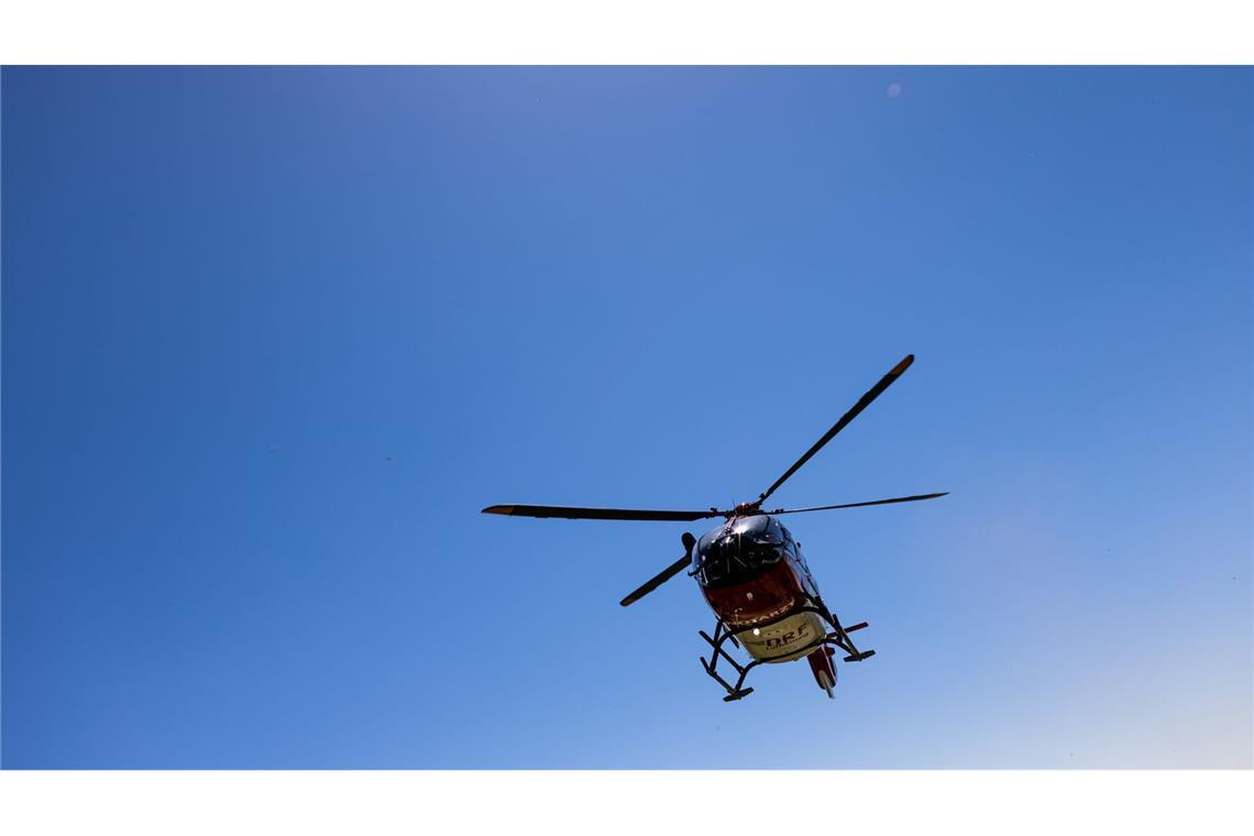 Mit einem Rettungshubschrauber ist ein Mann in eine Klinik gebracht worden, nachdem seine Hand in einen Fleischwolf geraten war (Archivbild).