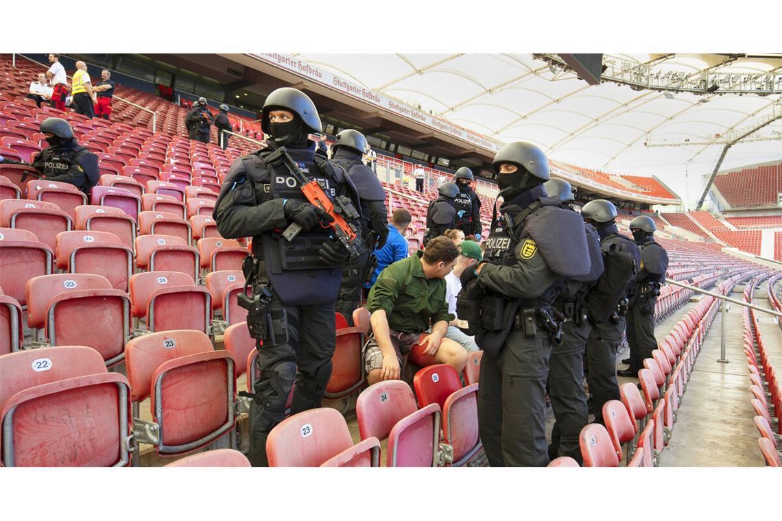 Mit einer groß angelegten Übung hat sich die Polizei in Stuttgart vor wenigen Tagen auf terroristische Angriffe während der Europameisterschaft