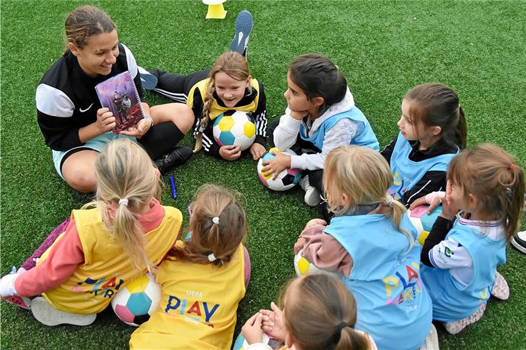 Mit einer Mischung aus kindgerechtem Sport und Storytelling versucht Franziska Fiechtner, junge Mädchen für den Fußball zu gewinnen. Oppenweiler/Sulzbach zählt zu den sechs württembergischen Vereinen, die das Uefa-Projekt umsetzen. Foto: Tobias Sellmaier