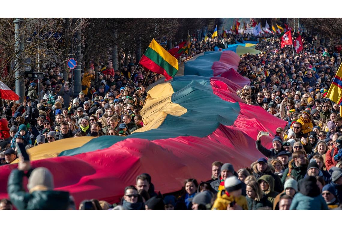 Mit einer riesigen litauischen Flagge ziehen Menschen in Vilnius durch die Straßen, um die Unabhängigkeit ihres Landes von der Sowjetunion zu feiern.