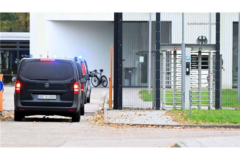 Mit eingeschaltetem Blaulicht fahren mehrere Wagen auf den Hof an der Außenstelle des Bundesgerichtshofs.