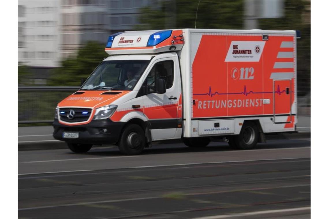 Zwei Schwerverletzte bei Unfall auf B290 bei Rainau Mit eingeschaltetem Blaulicht ist ein Rettungswagen im Einsatz. Foto: Boris Roessler/dpa/Archivbild