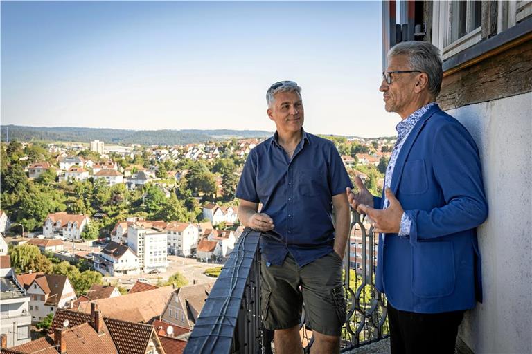 Mit etwas Höhenangst wagen sich sowohl Andreas Holz (links) als auch Werner Häfele auf den Stadtturmbalkon. Wenn man in die Weite schaue, gehe es, findet Häfele. Fotos: Alexander Becher 