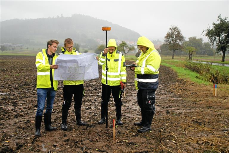 Mit Flurkarte, GPS-Gerät und Feldrechner: Die Vermessungstechniker Julian Fechter (von links), Bastian Lehar, Luca Müller und Simon Ernst setzen in Lautern die letzten Grenzpflöcke. Foto: U. Gruber