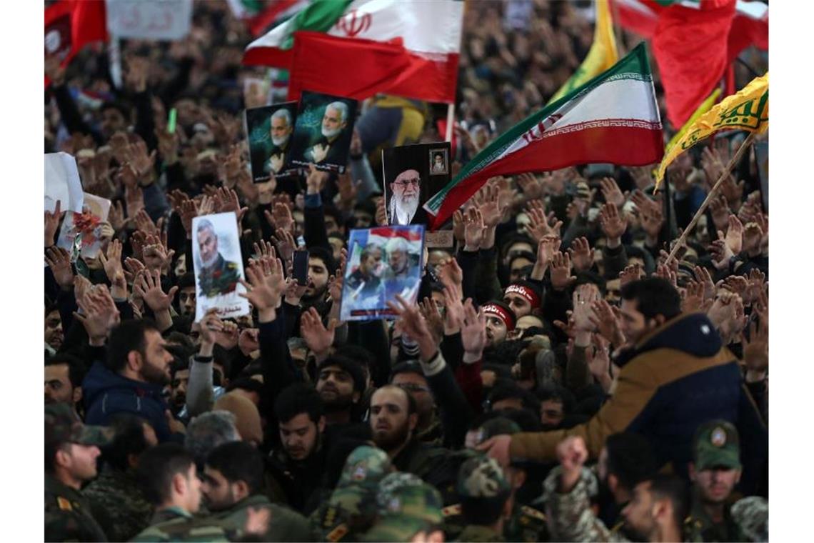 Millionen bei Trauerfeiern für getöteten General in Teheran Mit Fotos und Fahnen drücken Demonstranten ihre Trauer um die getöteten Militärfunktionäre aus. Foto: -/Office of the Iranian Supreme Leader/dpa
