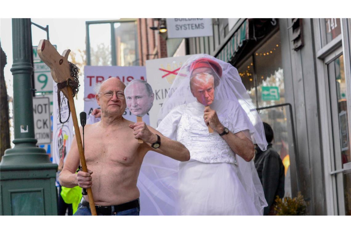 Mit freiem Oberkörper auf einem Pferd macht ein Demonstrant in Vermont den russischen Präsidenten nach und nimmt seine Braut alias US-Präsident Trump mit.