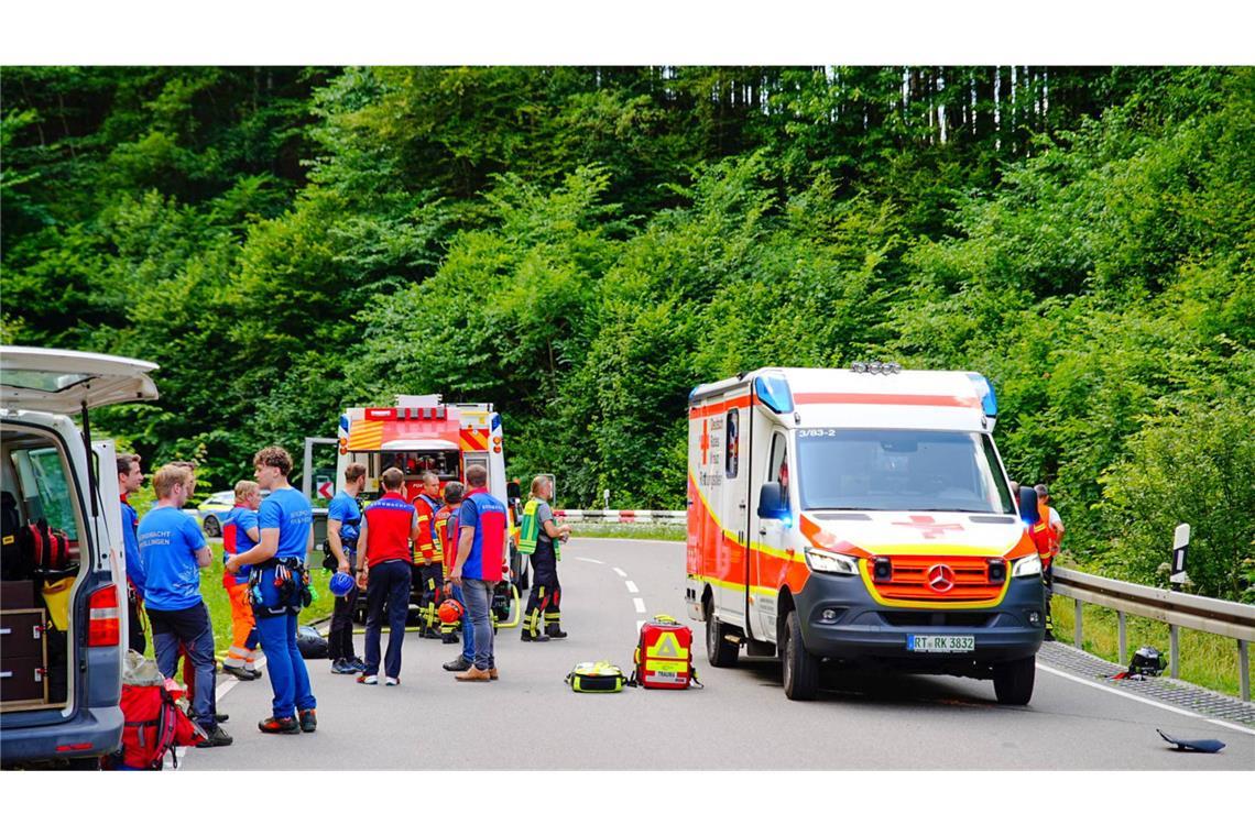 Mit Hilfe der Bergwacht und der Feuerwehr konnte der Schwerverletzte gerettet werden und wurde anschließend mit dem Rettungshubschrauber in eine Klinik gebracht.