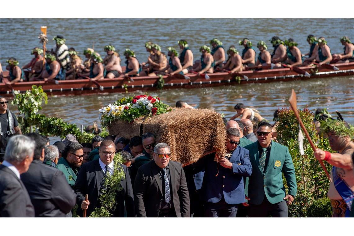 Mit Kanus wurde der Sarg entlang des Waikato River zum heiligen Taupiri Mountain gebracht.