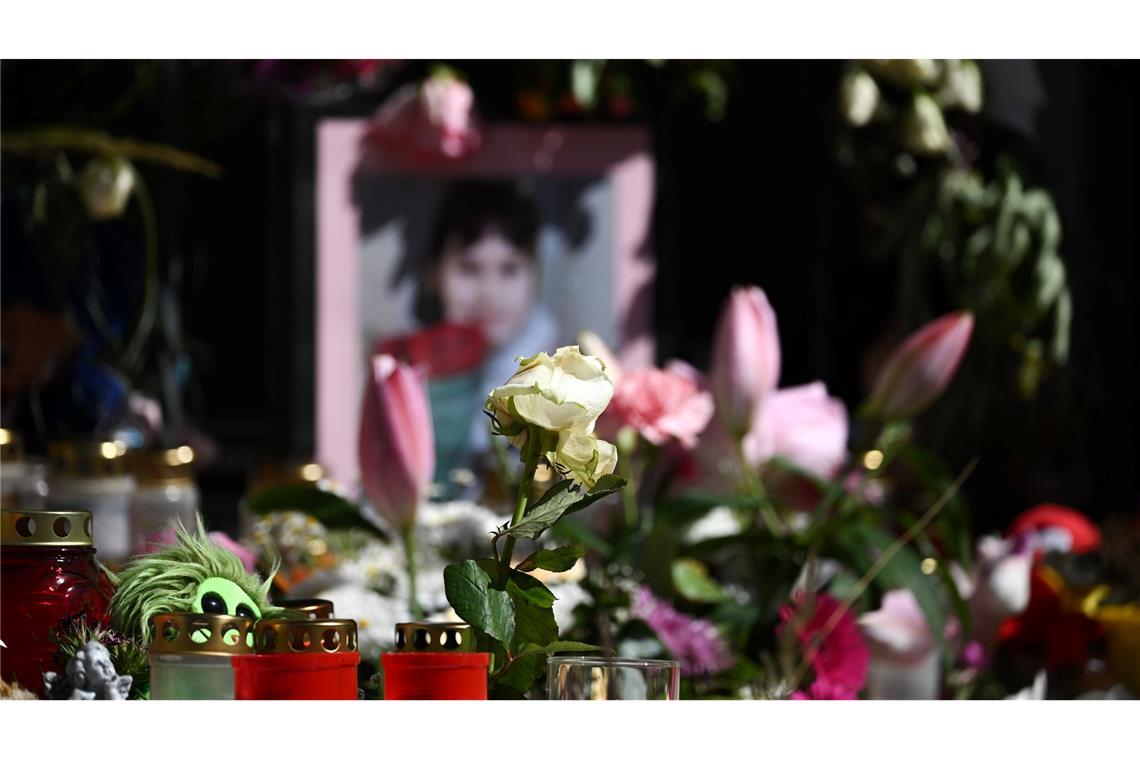 Mit Kerzen und Blumen haben Menschen im Juni in Döbeln der neunjährigen Valeriia gedacht. Sie war zuvor in einem Wald ermordet worden. (Archivbild)