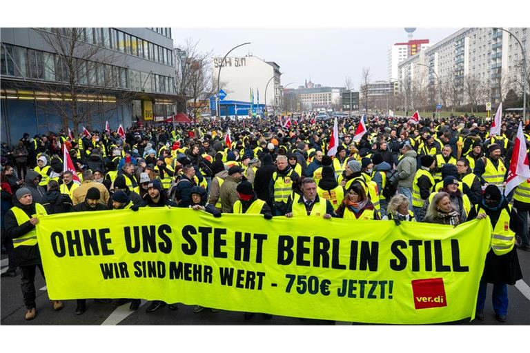 Mit Kundgebungen und Warnstreiks erhöht die Gewerkschaft den Druck auf die Arbeitgeber. (Archivbild)