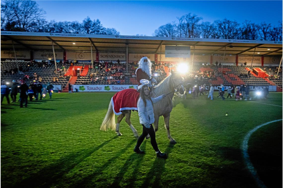 Mit Laternenlauf und Weihnachtsmann kommt festliche Stimmung auf. Foto: Alexander Becher