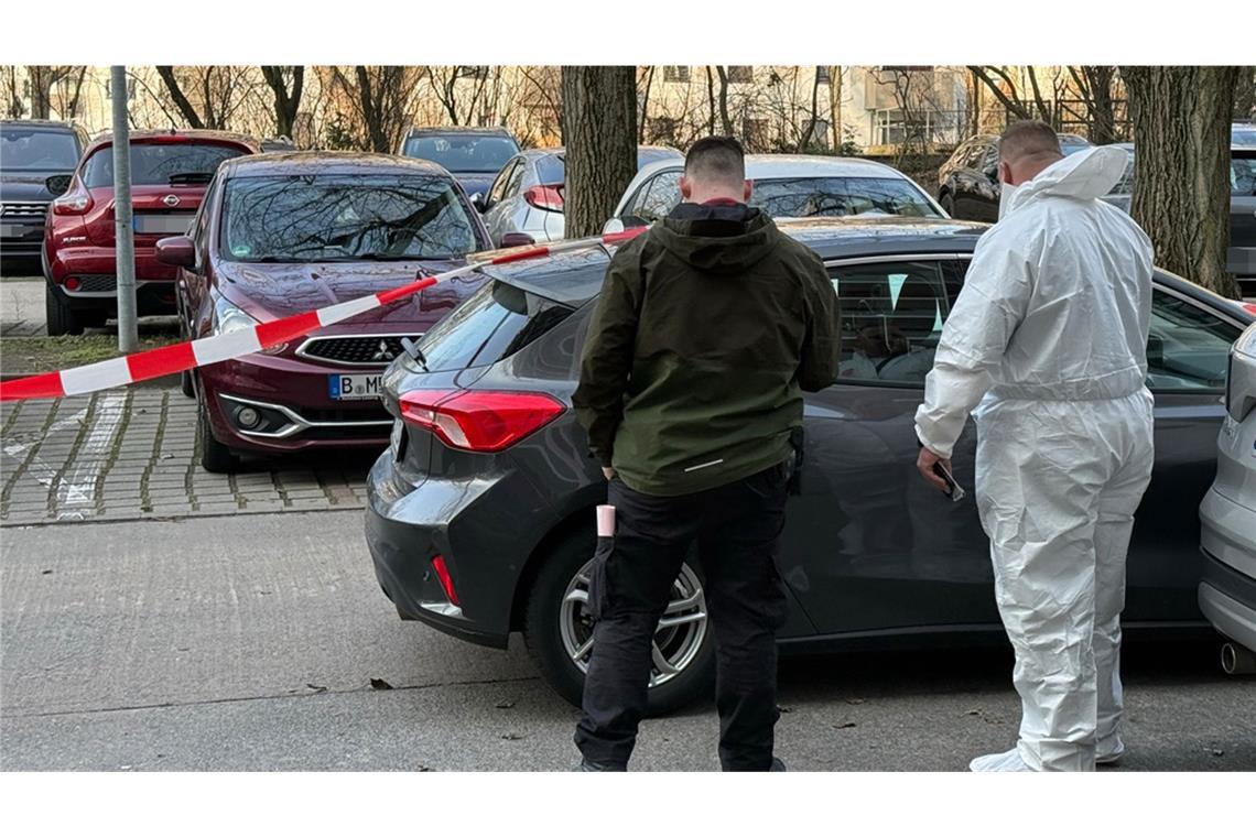 Mit lebensgefährlichen Verletzungen ist ein Paar in seiner Wohnung in Berlin-Marzahn gefunden worden.