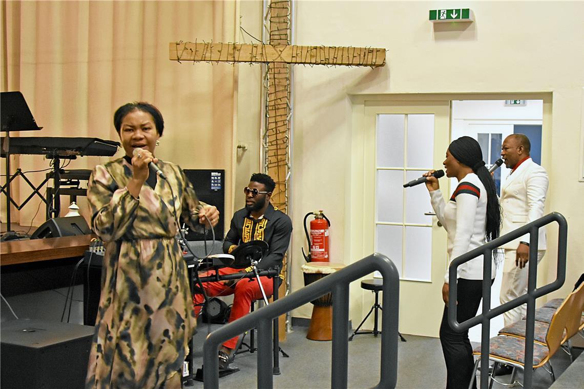 Mit rhythmischen musikalischen Beiträgen wird im Gottesdienst die Geburt Jesu gefeiert. Fotos: Tobias Sellmaier