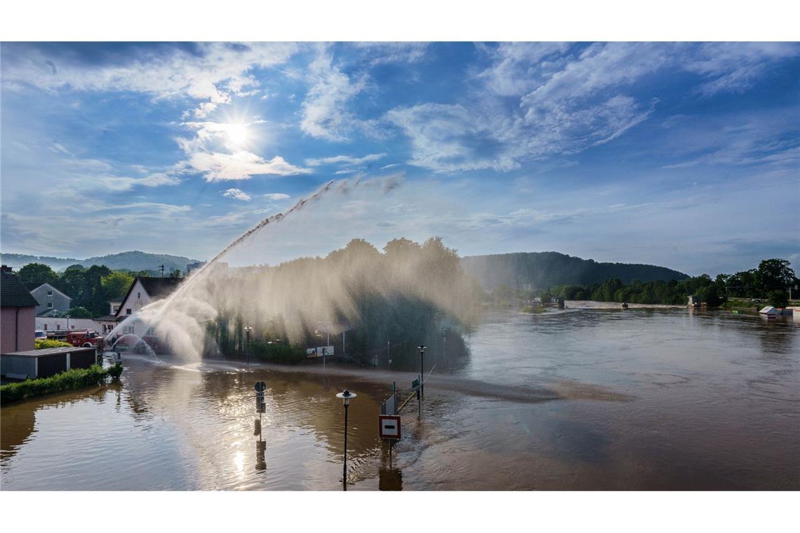 Mit riesigen Wasserfontainen befördert die Feuerwehr in Saarbrücken das Wasser aus den vollgelaufenen Kellern wieder zurück in die Saar.