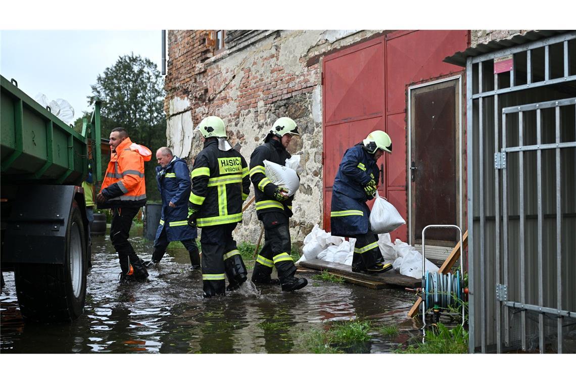 Mit Sandsäcken verbarrikadiert die Feuerwehr Häuser im Flutgebiet.