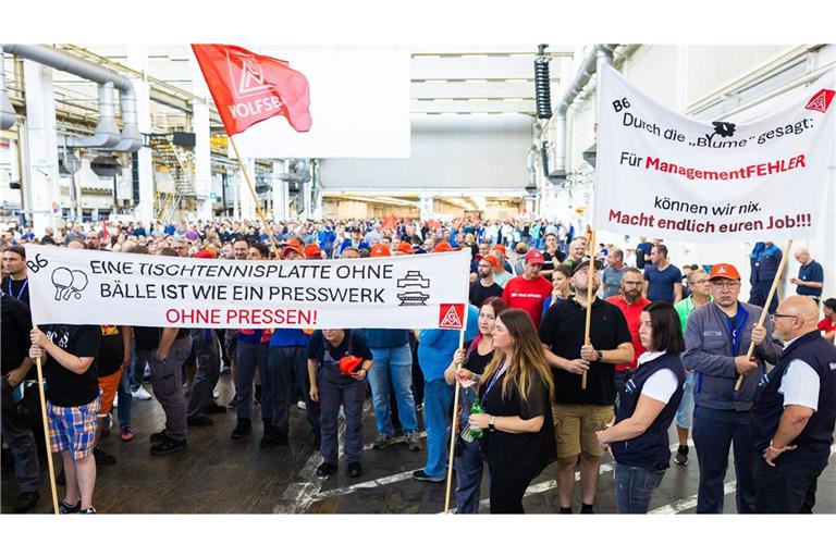 Mit scharfen Protesten der Belegschaft hat bei VW die Betriebsversammlung begonnen.