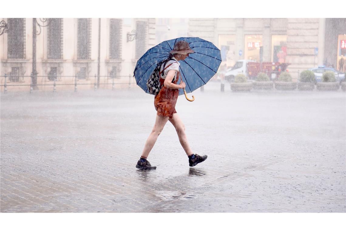 Mit Schirm und Shorts - Spätsommer-Regen in Italien