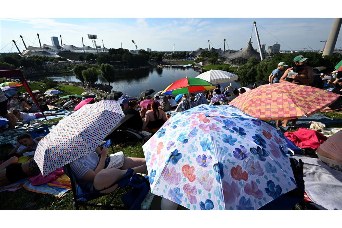 Mit Schirmen versuchten viele Fans, sich vor der Sonne zu schützen.