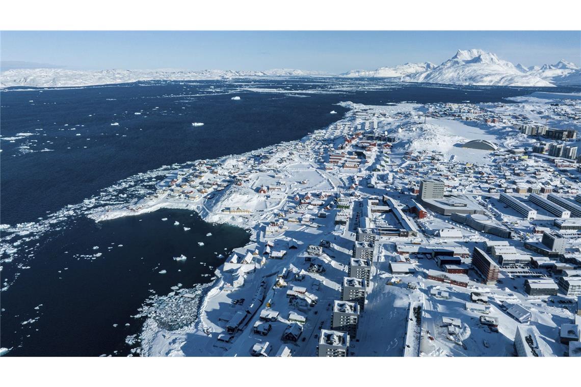 Mit Schnee bedeckte Häuser sind in Nuuk, dem Hauptort Grönlands,  zu sehen.