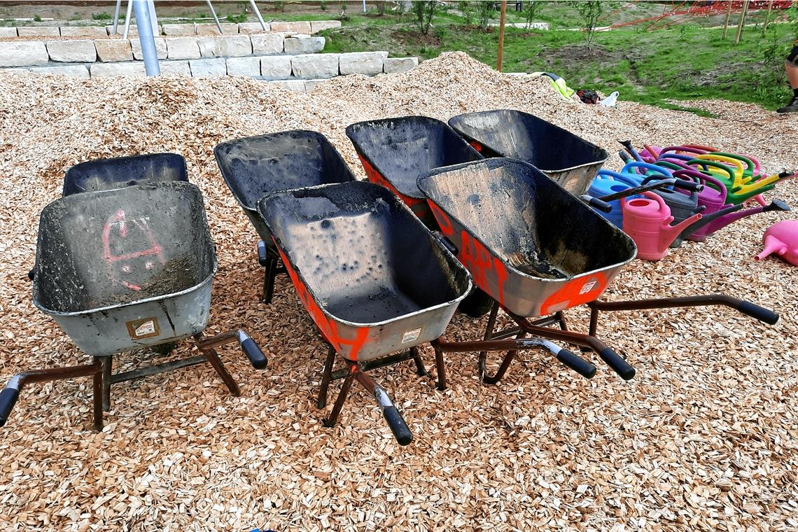 Pumptrack ist bereit für große Sprünge Mit Schubkarren haben die Arbeiter der Augsburger Firma Pumptrack.de mehr als 120 Tonnen Asphalt an die richtigen Stellen gefahren, das Material danach modelliert und verdichtet.