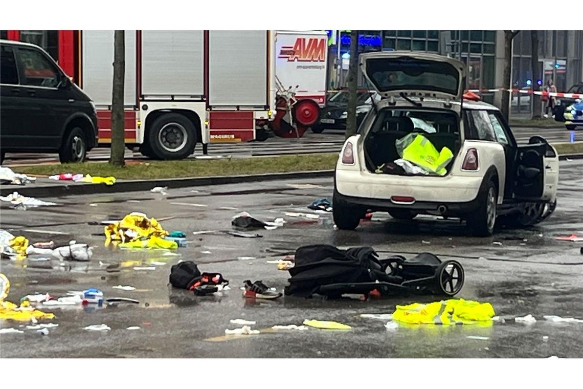 Mit seinem Auto überfuhr der Mann mehrere Menschen.