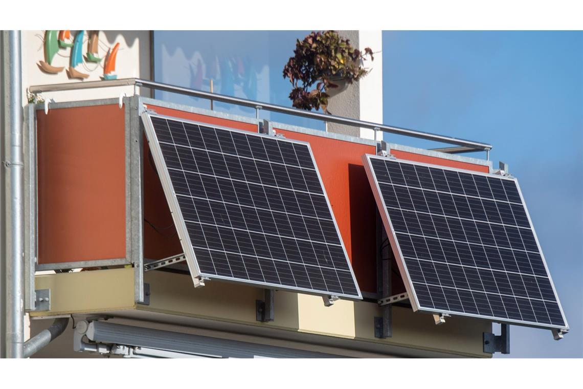 Mit Solarpaneelen am Balkon kann man eigenen Strom erzeugen.