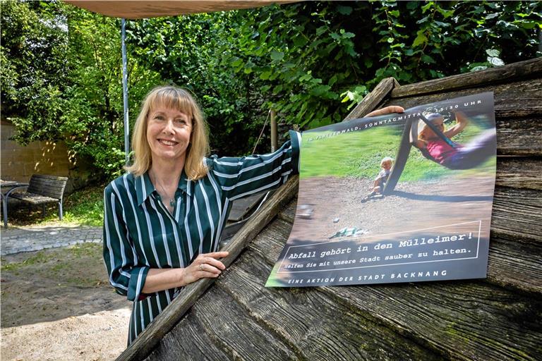 Mit solchen Plakaten hat Gisela Blumer im Jahr 2003 für eine saubere Stadt geworben. Die BKZ-Leser wählten damals die Kinder, die neben Glasscherben spielen, als bestes Motiv. Foto: Alexander Becher