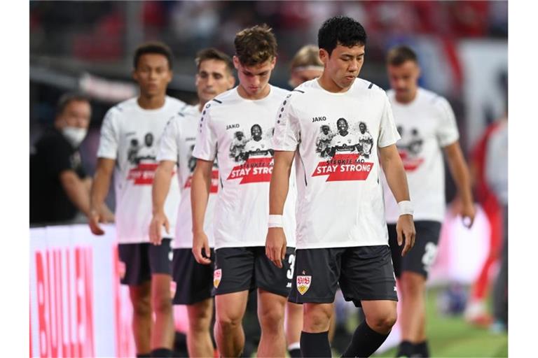 Mit speziellen Trikots zeigen die Spieler Solidarität mit dem verletzten Stuttgarts Stürmer Sankoh. Foto: Hendrik Schmidt/dpa