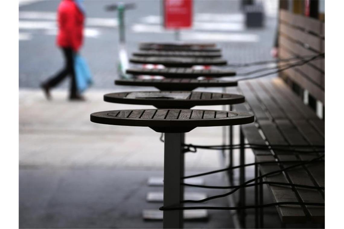 „Chaos“ um Coronahilfen? Frust in der Wirtschaft wächst Mit Stahlschnüren gesichert sind die Tische eines wegen der Corona-Beschränkungen geschlossenen Restaurants in Augsburg. Foto: Karl-Josef Hildenbrand/dpa